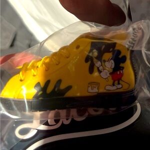 Disney Lacers Mystery Vinyl
Collectible Figure